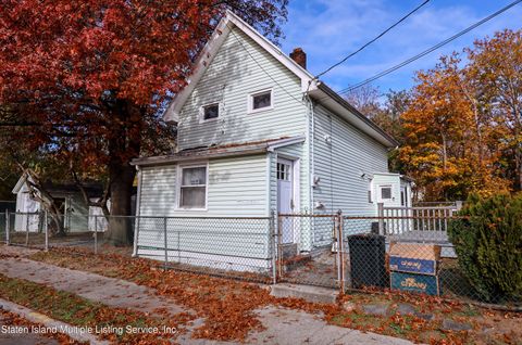 Photo of 19 Heusden Street, Staten Island, NY 10303 (MLS # 1165529)