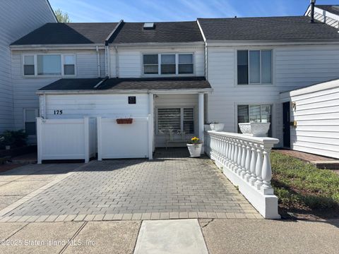 Photo of 177 Hampton Green, Staten Island, NY 10312 (MLS # 2502222)