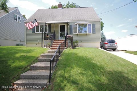 Photo of 216 Fanning Street, Staten Island, NY 10314 (MLS # 1163906)