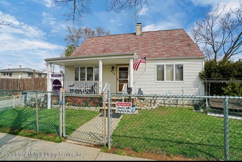 Photo of 279 Suffolk Avenue, Staten Island, NY 10314 (MLS # 1165901)