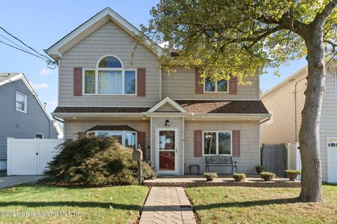 Photo of 139 Winchester Avenue, Staten Island, NY 10312 (MLS # 2505960)