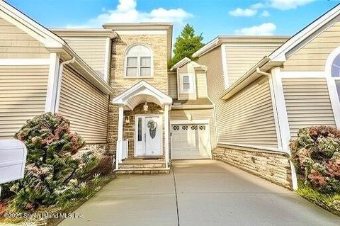 Photo of 70 Topside Lane, Staten Island, NY 10309 (MLS # 2500624)
