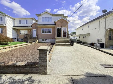 Photo of 54 Poplar Avenue, Staten Island, NY 10309 (MLS # 2503666)