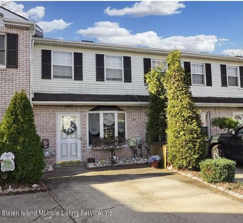 Photo of 124 Blythe Place, Staten Island, NY 10306 (MLS # 1161035)