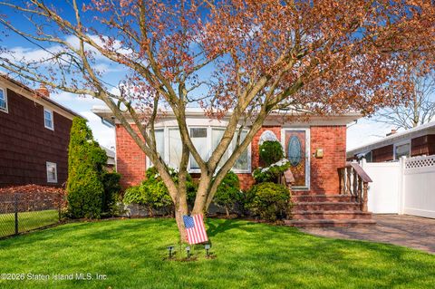 Photo of 151 Amber Street, Staten Island, NY 10306 (MLS # 2600058)