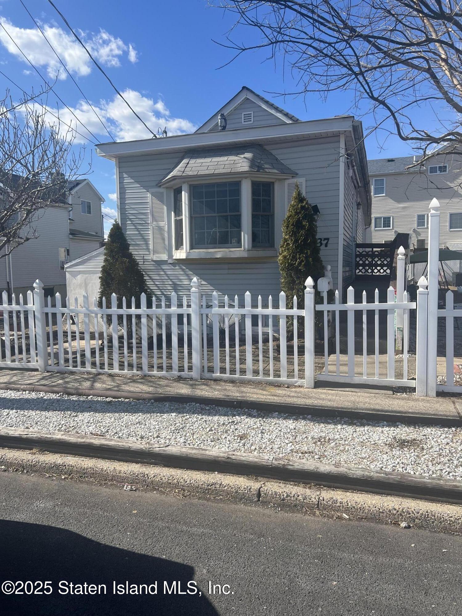 637 Oceanside Avenue, Staten Island, New York image 3