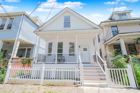 Photo of 229 Gordon Street, Staten Island, NY 10304 (MLS # 2503273)