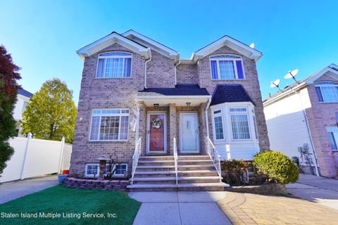 Photo of 16 Bella Vista Court, Staten Island, NY 10305 (MLS # 2401317)