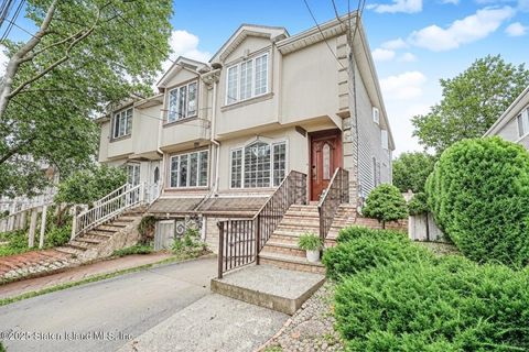 Photo of 31 Harris Lane, Staten Island, NY 10309 (MLS # 2503761)