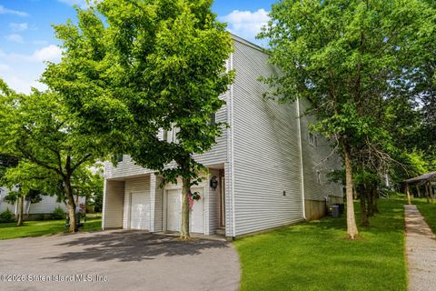 Photo of 473 Ilyssa Way, Staten Island, NY 10312 (MLS # 2603000)