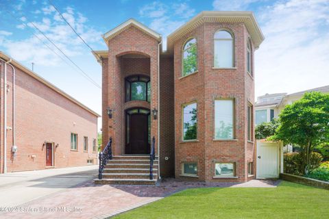 Photo of 96 Hanover Avenue, Staten Island, NY 10309 (MLS # 2403888)