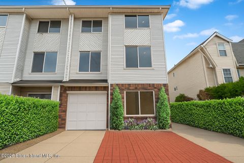 Photo of 494 Winant Avenue, Staten Island, NY 10309 (MLS # 2600079)