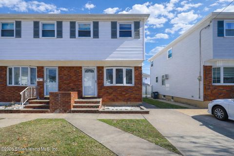 Photo of 327 Chesterton Avenue, Staten Island, NY 10306 (MLS # 2601503)