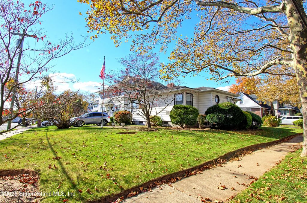 Photo of 84 Bryant Avenue, Staten Island, NY 10306 (MLS # 2506400)