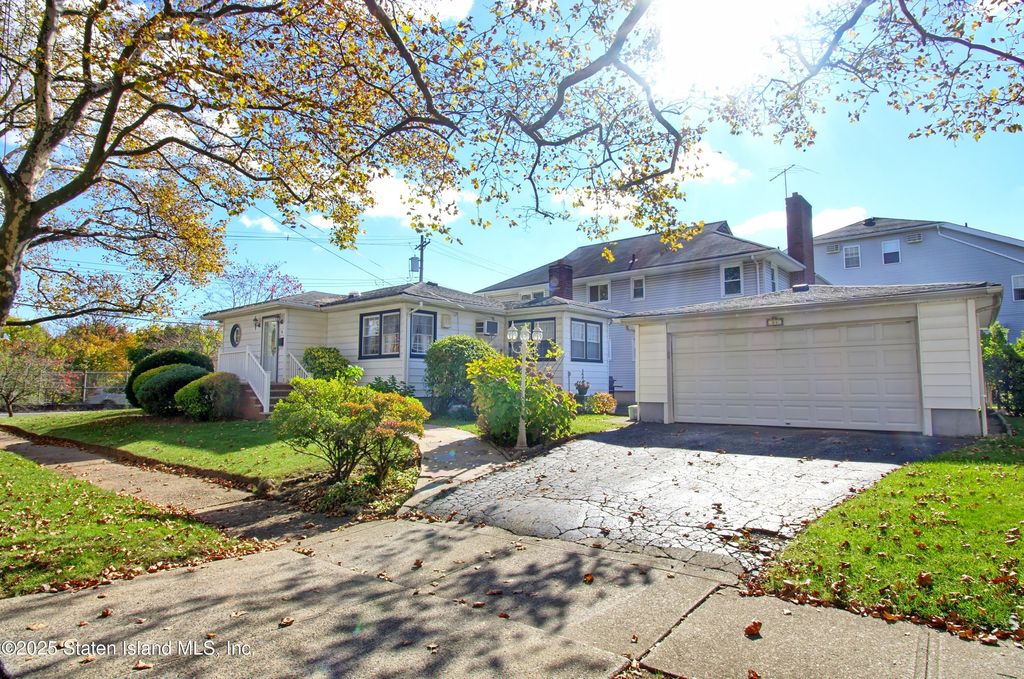 Photo of 84 Bryant Avenue, Staten Island, NY 10306 (MLS # 2506400)