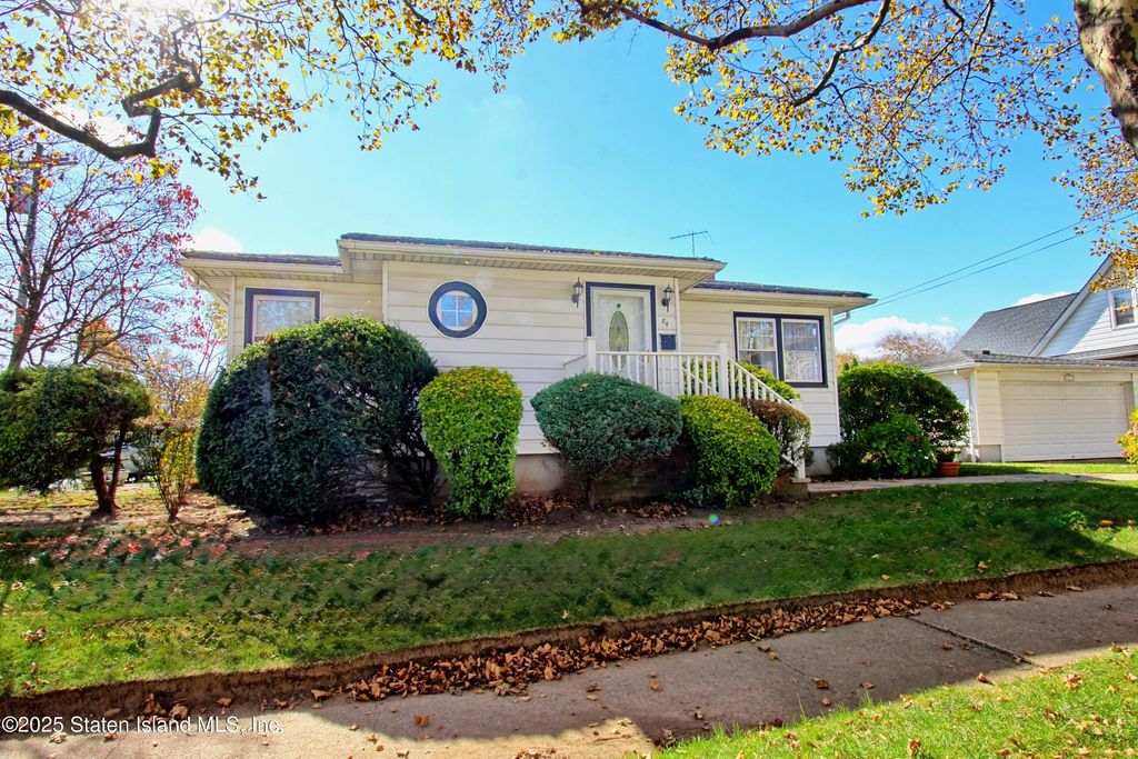 Photo of 84 Bryant Avenue, Staten Island, NY 10306 (MLS # 2506400)