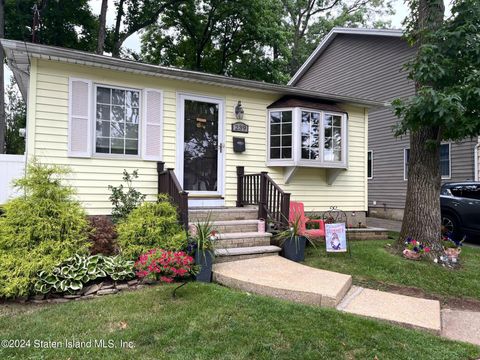 Photo of 239 Beach Road, Staten Island, NY 10312 (MLS # 2404235)