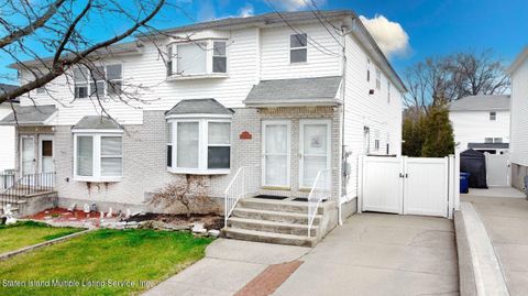 Photo of 109 Pemberton Avenue, Staten Island, NY 10308 (MLS # 1160959)