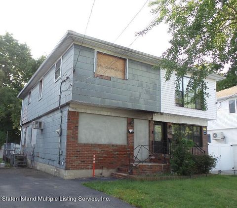 Photo of 726 N Railroad Avenue, Staten Island, NY 10304 (MLS # 1164728)
