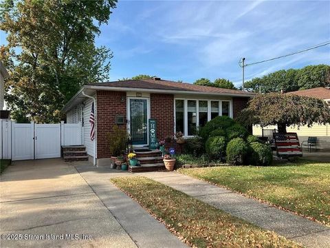 Photo of 421 Oakdale Street, Staten Island, NY 10312 (MLS # 2501422)