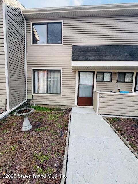Photo of 22 Berry Ct Ct, Staten Island, NY 10309 (MLS # 2506693)