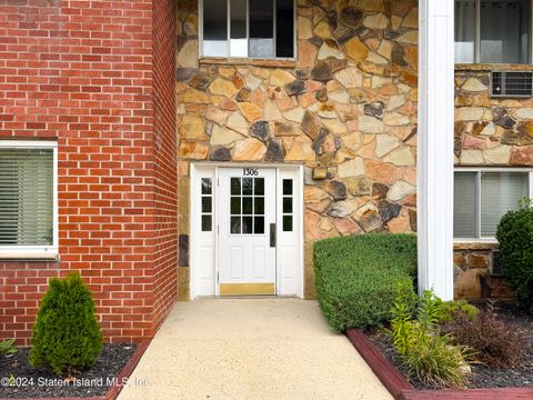 Photo of 1306 Rockland Avenue #2d, Staten Island, NY 10314 (MLS # 2405127)
