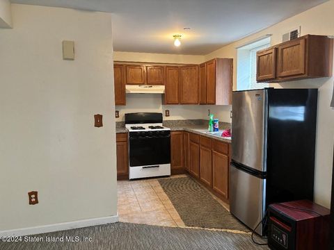 Photo of 55 Roe Street, Staten Island, NY 10310 (MLS # 2405658)