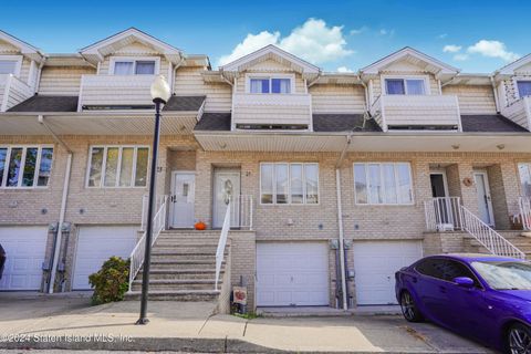 Photo of 21 Navigator Court, Staten Island, NY 10309 (MLS # 2406175)