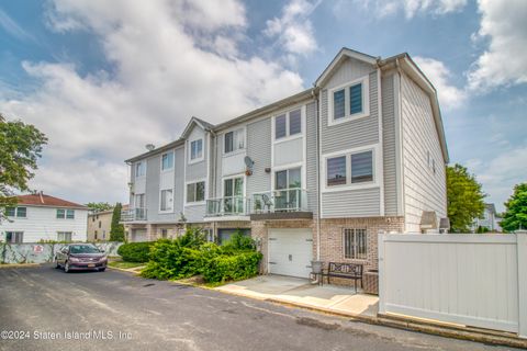 Photo of 15 Peck Court, Staten Island, NY 10306 (MLS # 2403990)