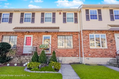 Photo of 23 Ferndale Court, Staten Island, NY 10314 (MLS # 2406926)