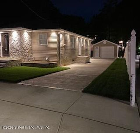 Photo of 100 Manee Avenue, Staten Island, NY 10309 (MLS # 2601879)