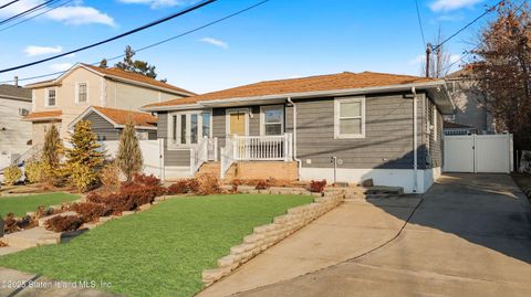 Photo of 951 Sinclair Avenue, Staten Island, NY 10309 (MLS # 2500379)