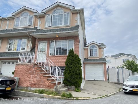 Photo of 152 Alex Circle, Staten Island, NY 10306 (MLS # 1156026)