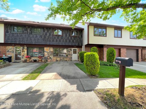 Photo of 224 Rolling Hill Green, Staten Island, NY 10312 (MLS # 1162624)