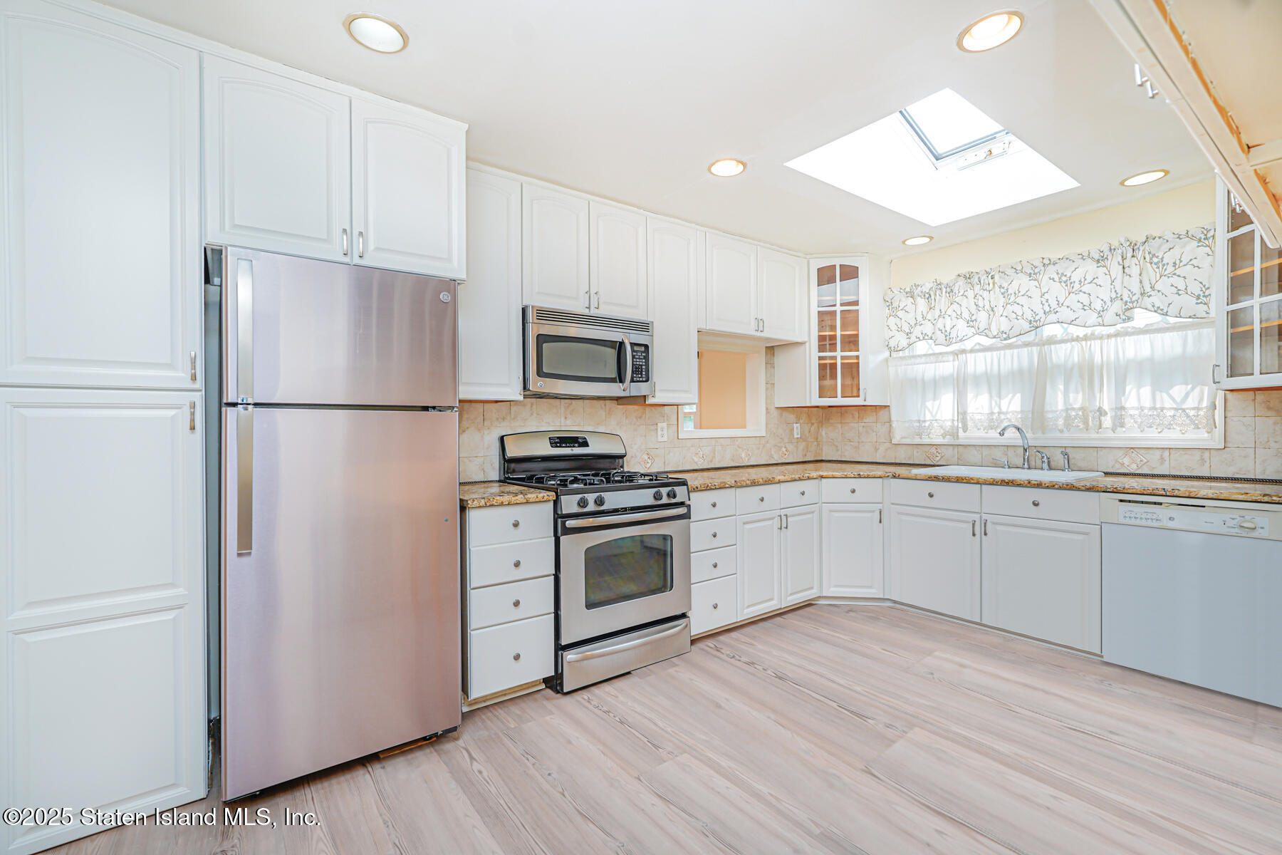 374 Tysens Lane, Staten Island, New York image 8