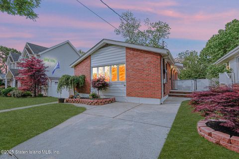 Photo of 374 Tysens Lane, Staten Island, NY 10306 (MLS # 2503223)