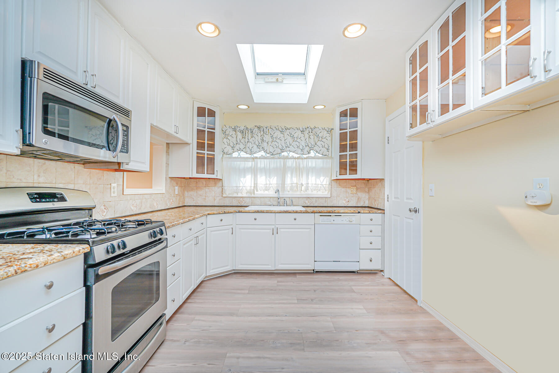 374 Tysens Lane, Staten Island, New York image 9