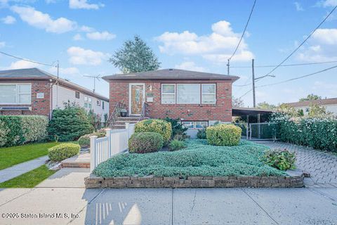 Photo of 187 Willow Road E, Staten Island, NY 10314 (MLS # 2505376)