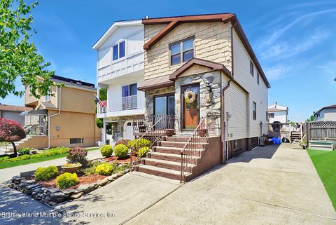Photo of 68 Beard Street, Staten Island, NY 10314 (MLS # 1163982)