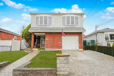 Photo of 38 Case Avenue, Staten Island, NY 10309 (MLS # 2501657)