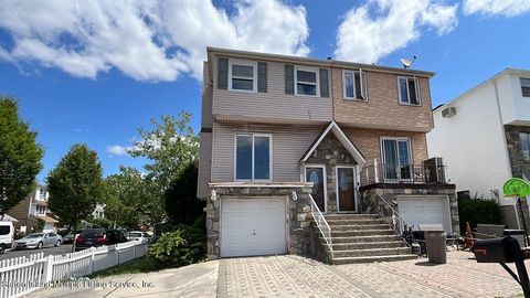Photo of 221 Braisted Avenue, Staten Island, NY 10314 (MLS # 1162488)