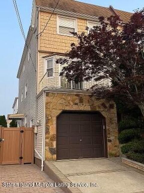 Photo of 135 Vassar Street, Staten Island, NY 10314 (MLS # 2400384)