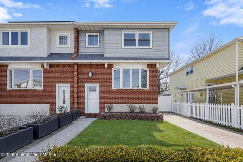 Photo of 1926 N Railroad Avenue, Staten Island, NY 10306 (MLS # 2601243)