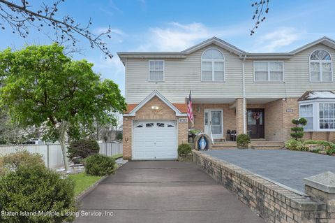 Photo of 684 Correll Avenue, Staten Island, NY 10309 (MLS # 2400971)