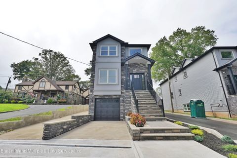 Photo of 114 Woodvale Avenue, Staten Island, NY 10309 (MLS # 1159581)