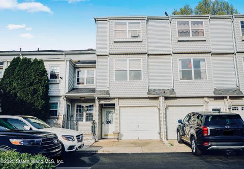 Photo of 102 Lorraine Loop, Staten Island, NY 10309 (MLS # 2507000)