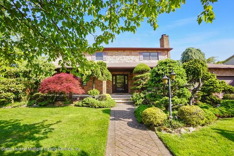 Photo of 901 Ionia Avenue, Staten Island, NY 10309 (MLS # 1161929)