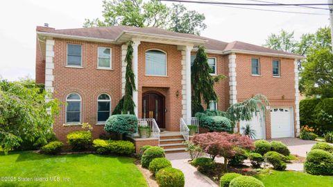 Photo of 10 Spruce Court, Staten Island, NY 10307 (MLS # 2503701)