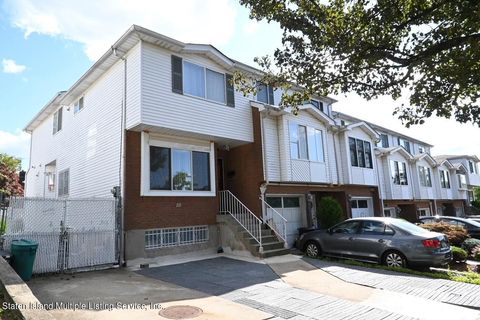 Photo of 210 Kirshon Avenue, Staten Island, NY 10314 (MLS # 1163445)