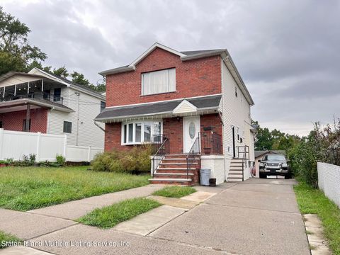 Photo of 15 Spratt Avenue, Staten Island, NY 10306 (MLS # 1165990)